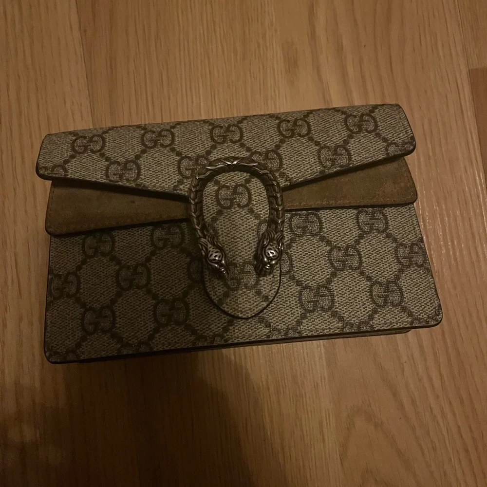 Gucci Beige Monogram Clutch with Snake Detail - Picture 1 of 6